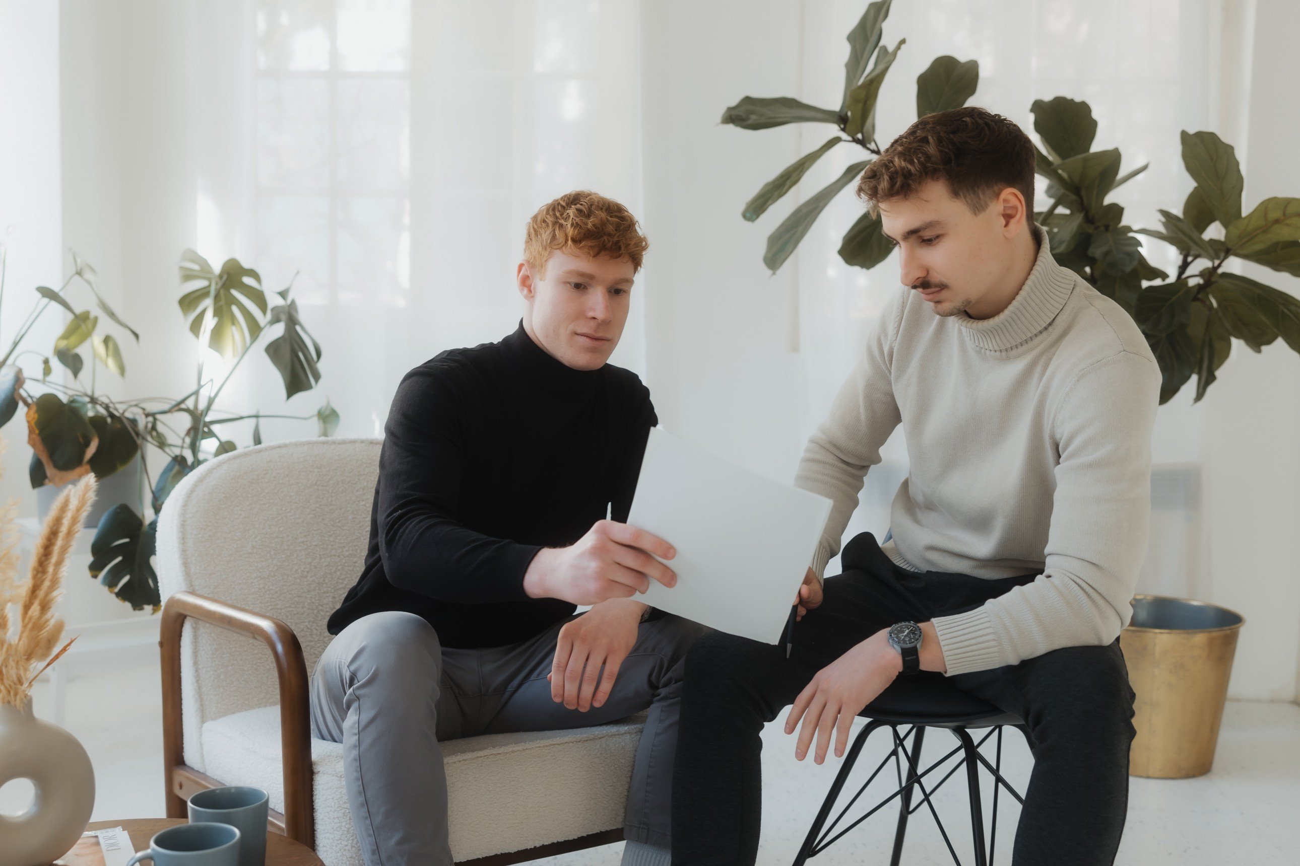 Vorbereitete Unterlagen, Lesebrille und Kaffee auf einem Eichenholztisch