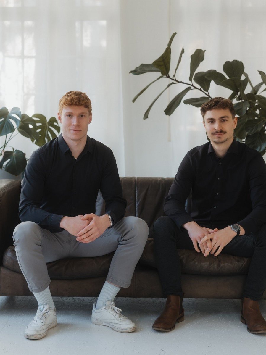 Leonard Grotz und Paul Schlümer auf einer Couch im Studio